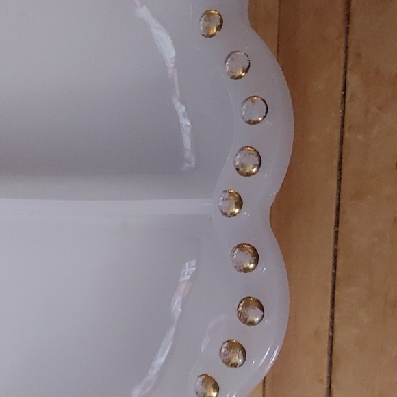 Milk glass serving dish - Picture 3 of 3